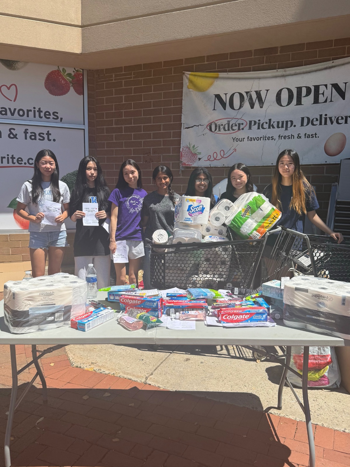 Paeonia and ForgetMeNot Intl volunteers at the ShopRite supply drive